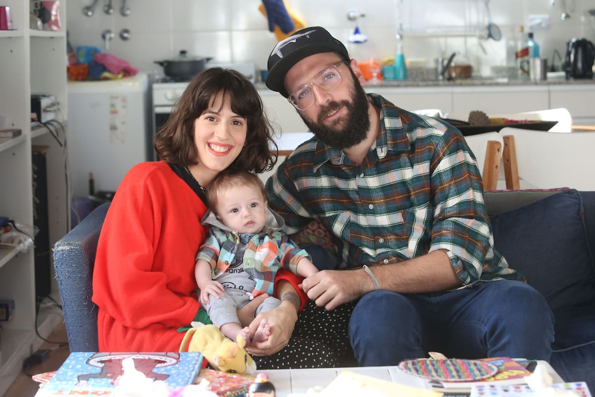 Paula Cancela, su pareja y la beba