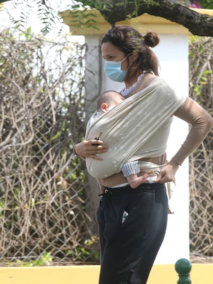 Paula Chaves asistió junto a su pequeña hija Filipa