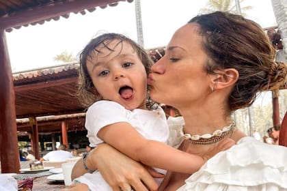 Paula Chaves experimento un mal momento en medio de su viaje en avión con Filipa