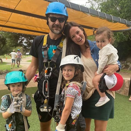 Paula Chaves y Pedro Alfonso junto con sus tres hijos (Crédito: Instagram/pedroalfonsoo)