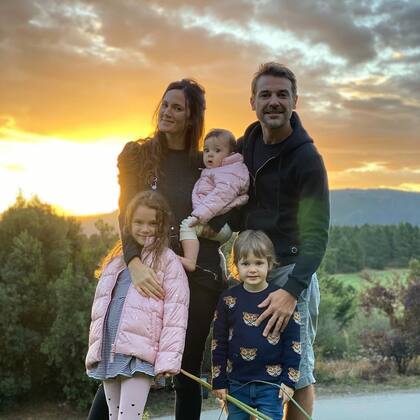 Paula Chaves y Peter Alfonso junto a sus tres hijos, Olivia, Baltazar y Filipa