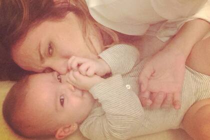 Paula Chaves y su pequeña Oli