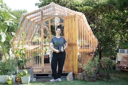 .Paula Colombini en su mini inverandero realizado con madera reciclada, en una producción con la revista Jardín