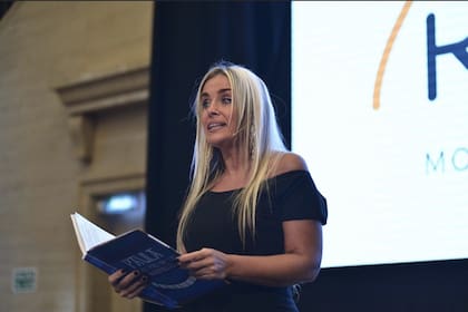 Paula dando una charla