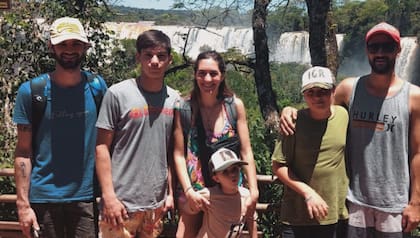 Paula, Esteban y sus hijos.