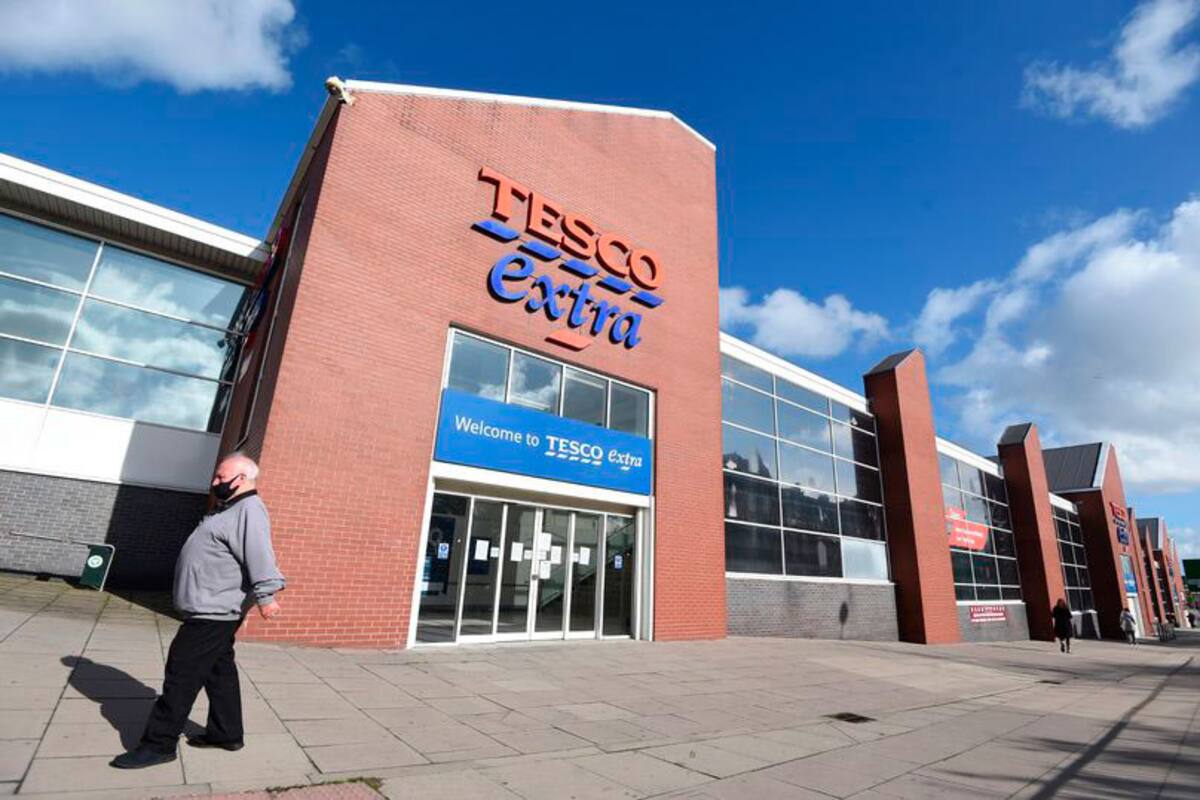 Paula Fletcher, de Liverpool, quiso agradecerle a la ''jovencita'' del jersey rojo que pagó sus compras navideñas, pero aún no la encuentra