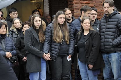Paula Franco, la esposa de Confessore, y sus dos hijas, Jimena y Candela