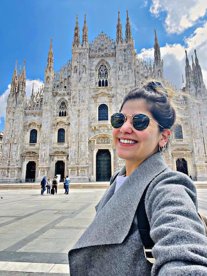 Paula frente al Duomo de Milán.