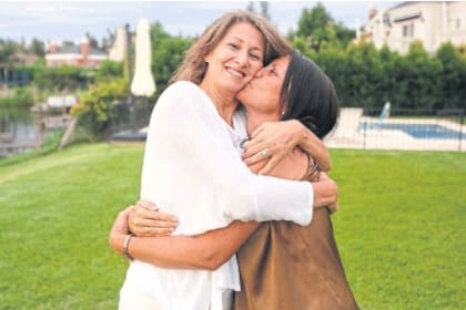 Paula García Haymes (der.) besa a su hermana Carolina, que es sorda