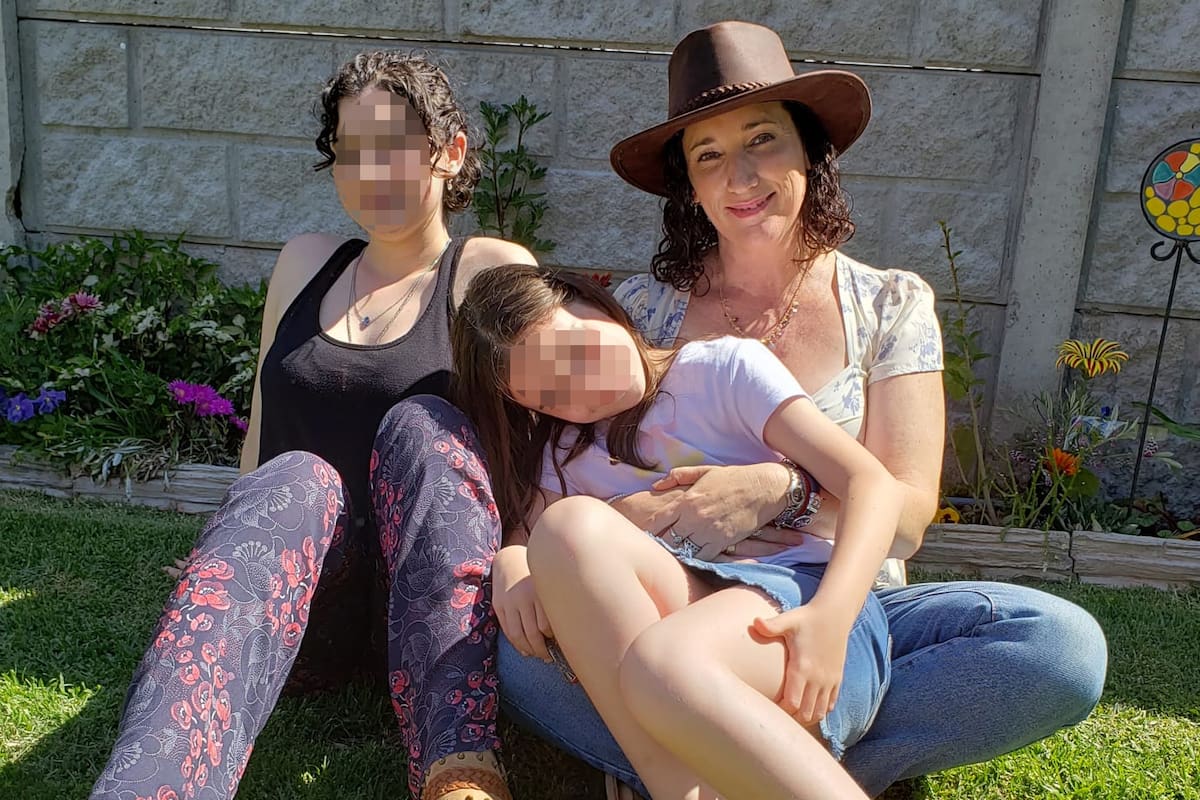 Paula Goldfarb junto a sus hijas. La menor va al Magno College, colegio que anunció que no le renovará la matrícula a ocho alumnos con discapacidad