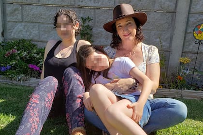 Paula Goldfarb junto a sus hijas. La menor va al Magno College, colegio que anunció que no le renovará la matrícula a ocho alumnos con discapacidad
