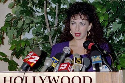 Paula Jones asegura que fue conducida por un guardaespaldas de Clinton a una habitación del hotel Excelsior y que allí el entonces gobernador se le insinuó sexualmente