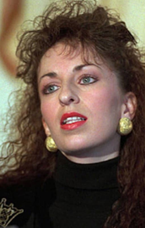 Paula Jones, que trabajaba como empleada estatal en Arkansas, asegura que Bill Clinton, entonces gobernador de ese estado, la acosó sexualmente en un hotel de la ciudad de Little Rock, en mayo de 1991