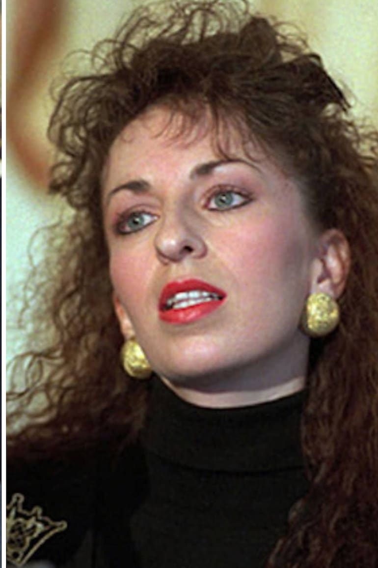 Paula Jones, que trabajaba como empleada estatal en Arkansas, asegura que Bill Clinton, entonces gobernador de ese estado, la acosó sexualmente en un hotel de la ciudad de Little Rock, en mayo de 1991