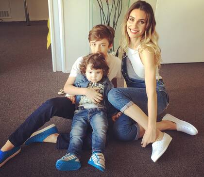 Paula junto a Benicio y Valetino, increíblemente parecido a su papá, Fabián Vena