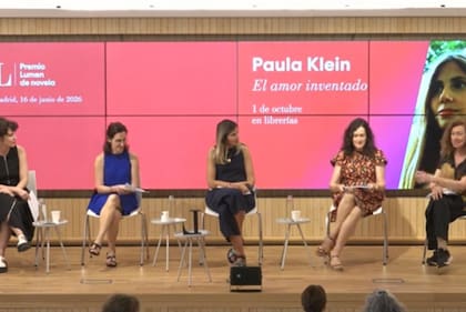 Paula Klein (en el centro), tras la lectura del fallo del Premio Lumen, esta mañana en Madrid