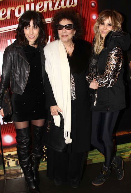 Paula Kohan junto a Guille Valdes y Graciela Borges, en el teatro; las tres salen muy seguido a comer y aman ir juntas a ver algún espectáculo