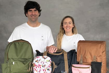 Paula Madero, cofundadora de Botela, muestra productos hechos con botellas recicladas