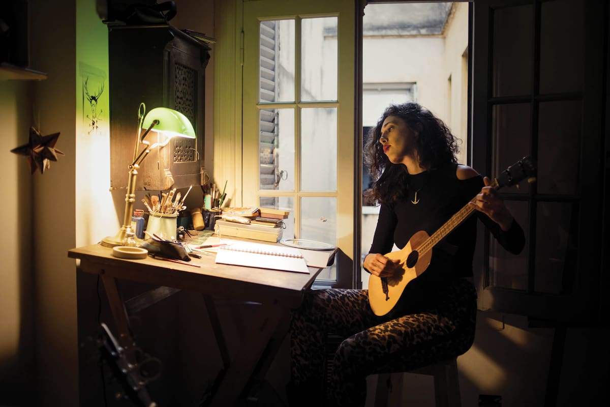 Paula Maffía en uno de los espacios de su casa donde compone. La artista extraña mucho tocar en vivo. "Yo ya no aguanto más", dice