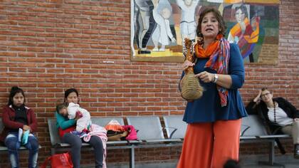 Paula Martín contando un cuento en el Centro de Atención Primaria del Bajo Flores