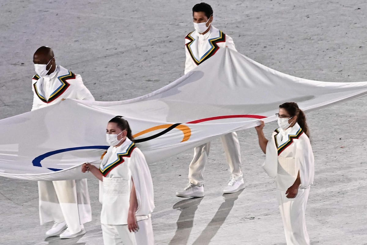 Paula Pareto, con la bandera olímpica en la apertura de los Juegos de Tokio 2020