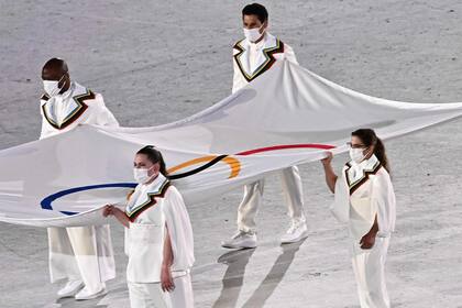 Paula Pareto, con la bandera olímpica en la apertura de los Juegos de Tokio 2020