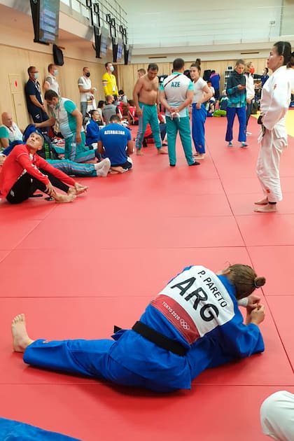 Paula Pareto, en el calentamiento para una clínica de judo que tuvo lugar en el Jardín Japonés de Buenos Aires.