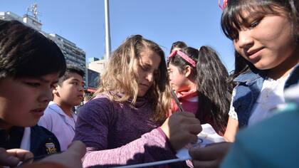 Paula Pareto firma autógrafos en el Obelisco, durante la ceremonia de este jueves