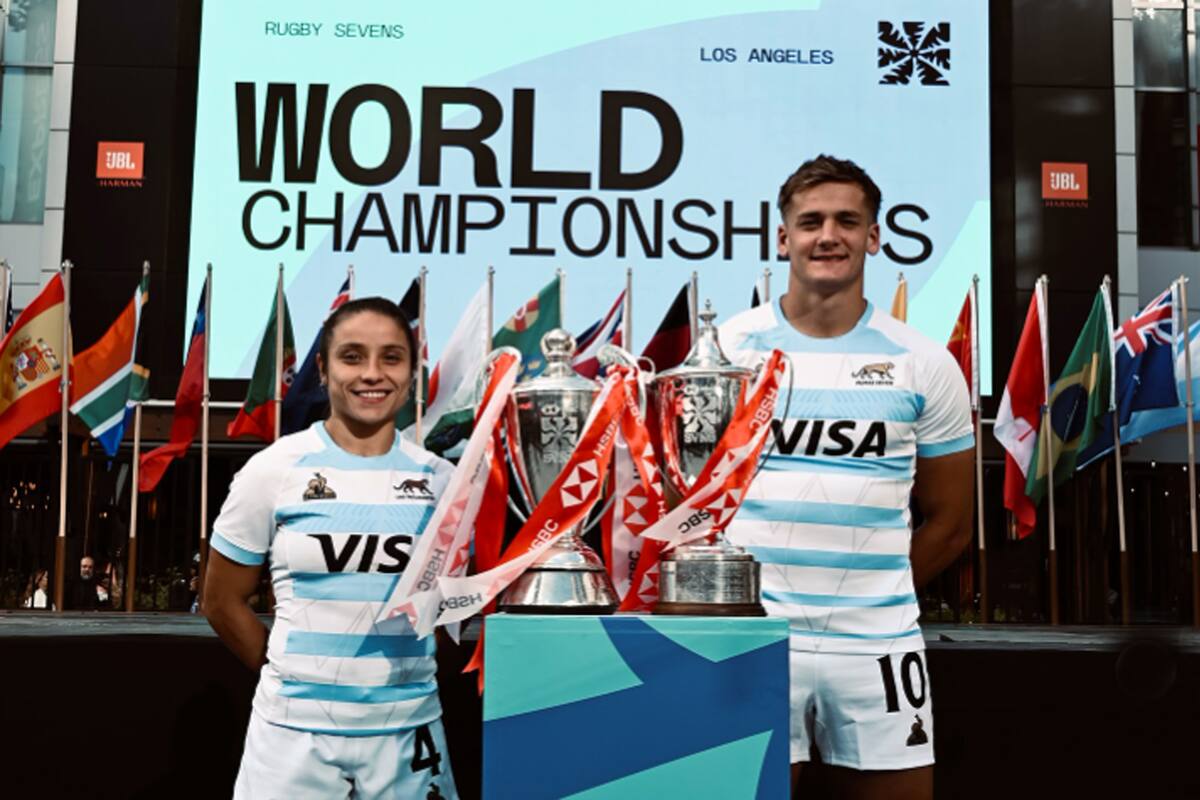 Paula Pedrozo y Santiago Mare, junto a los trofeos que no son objetivo por ahora; por tercera vez las Yaguaretés y los Pumas 7s compartirán un viaje en el Circuito Mundial de Seven, cuando vayan a Hong Kong para participar en el primer torneo de las respectivas series finales, con la intención que quedar entre los mejores para la próxima temporada.