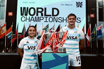 Paula Pedrozo y Santiago Mare, junto a los trofeos que no son objetivo por ahora; por tercera vez las Yaguaretés y los Pumas 7s compartirán un viaje en el Circuito Mundial de Seven, cuando vayan a Hong Kong para participar en el primer torneo de las respectivas series finales, con la intención que quedar entre los mejores para la próxima temporada.