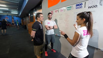 Paula Pérez y Gustavo Giambruni definen la rutina que van a realizar junto al coach Daniel Falcone