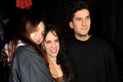 Paula Robles debutó en teatro y sus hijos fueron a apoyarla