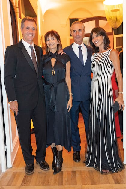 Paula Roccatagliata, con un vestido de Cos Londres, y Hernán Ferrero junto con José Manuel Flores Pirán y Laura Mihura, con un vestido que compró en París. Laura es financista y, además, es descendiente de los Mihura, quienes mandaron construir el edificio.