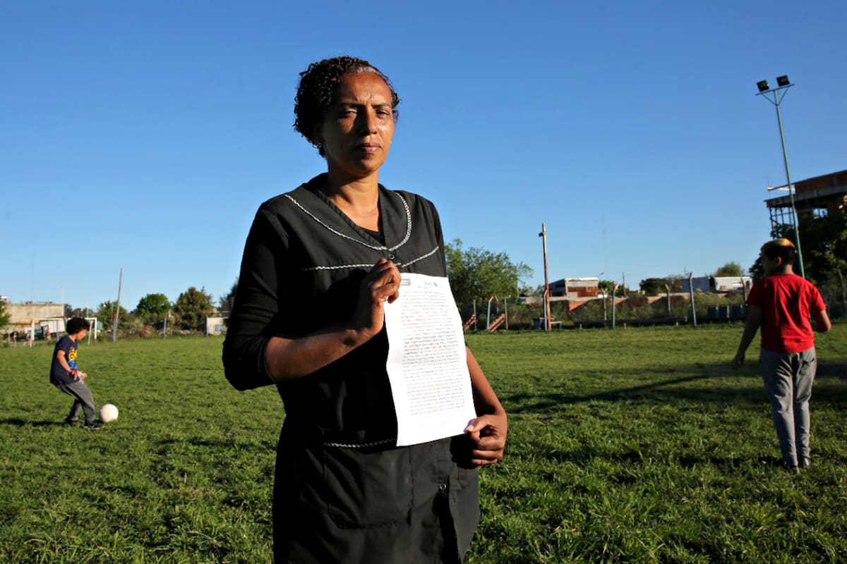 Paula Rodriguez Monteiro (con el acta policial en la mano) denuncia que el helicóptero de Sergio Berni aterrizó en el Club de Fútbol Infantil Canal Oeste de Ensenada sin autorización