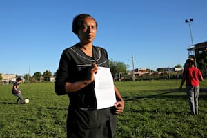 Paula Rodriguez Monteiro (con el acta policial en la mano) denuncia que el helicóptero de Sergio Berni aterrizó en el Club de Fútbol Infantil Canal Oeste de Ensenada sin autorización