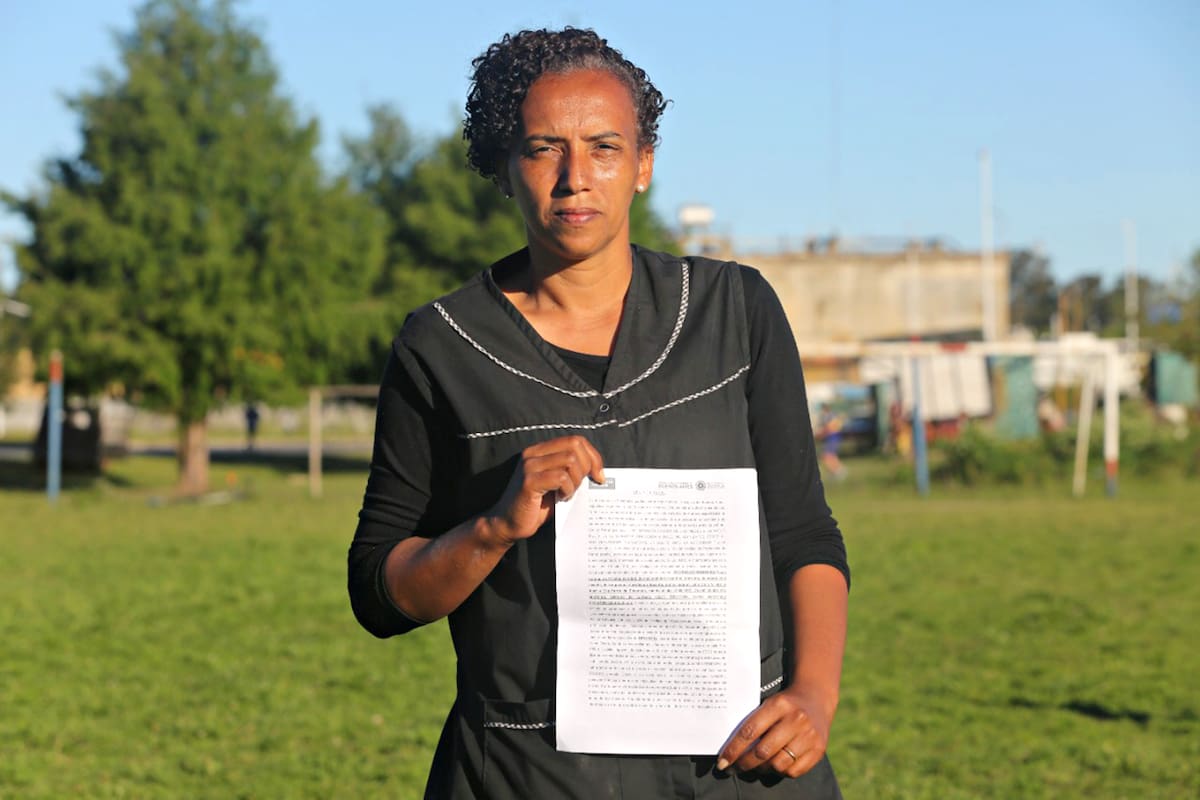 Paula Rodriguez Monteiro (con el acta policial en la mano) denuncia que el helicóptero de Sergio Berni aterrizó en el Club de Fútbol Infantil Canal Oeste de Ensenada sin autorización.