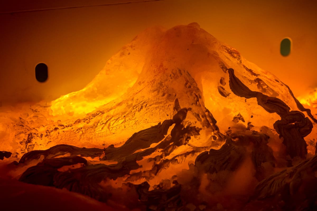 Paula Senderowicz (Argentina) La lógica de los magmas Hielo coloreado dentro de freezer Instalación