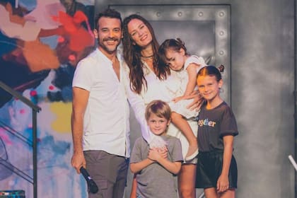 Paula y Pedro junto a sus tres hijos (Foto Instagram @pedroalfonsoo)