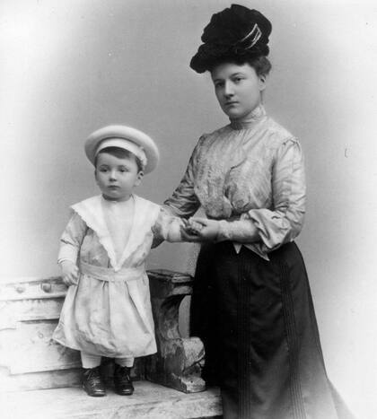 Pauli de 20 meses con su madre. (© L Grillich, Wien)