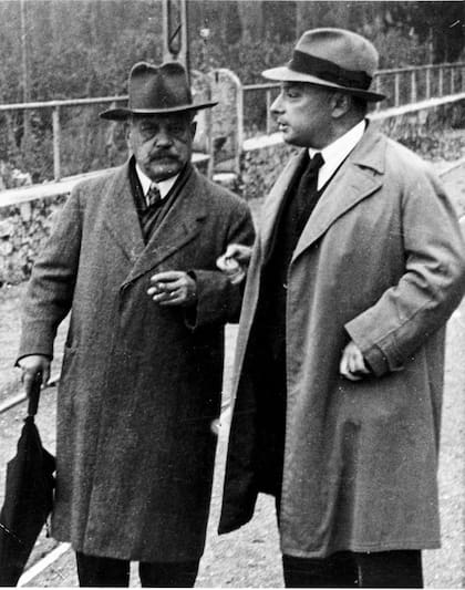 Pauli en la década de 1940 con el científico pionero en física atómica y cuántica Arnold Sommerfeld (1868-1951), quien había sido su profesor dos décadas antes
