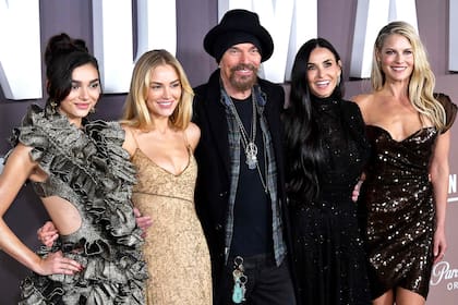 Paulina Chavez, Michelle Randolph, Billy Bob Thornton, Demi Moore y Ali Larter posan para los fotógrafos durante el estreno de Landman