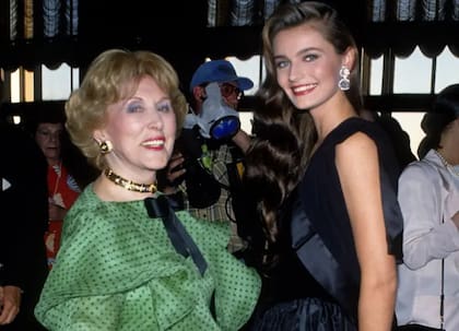 Paulina con Estée Lauder, la fundadora, junto a su marido Joseph Lauder, de la empresa de cosméticos Estée Lauder Companies, de la cual la modelo fue su rostro desde 1988 hasta 1995