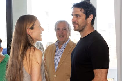 Paulina Trotz y su marido, el ex rugbier Gonzalo Tiesi, charlan con el perfumista Bebe Quesada que, sobre su experiencia trabajando con las Trilli, contó: “Fue de lo más divertido que me tocó. Era una actuación desde que llegaban a la oficina, las escuchaba mientras subían las escaleras y grababan todo”, dijo Quesada.