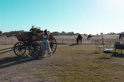 Pauline con sus caballos en el jardín de El Silo.
