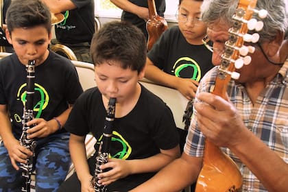 Paulino Guitiérrez, de 66 años, toca en la misma orquesta con sus dos nietos