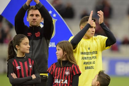 Paulo André con el buzo: el futbolista se negó a mostrar la camiseta a favor de Bolsonaro, pese a la presión de los dirigentes de Atlético Paranaense