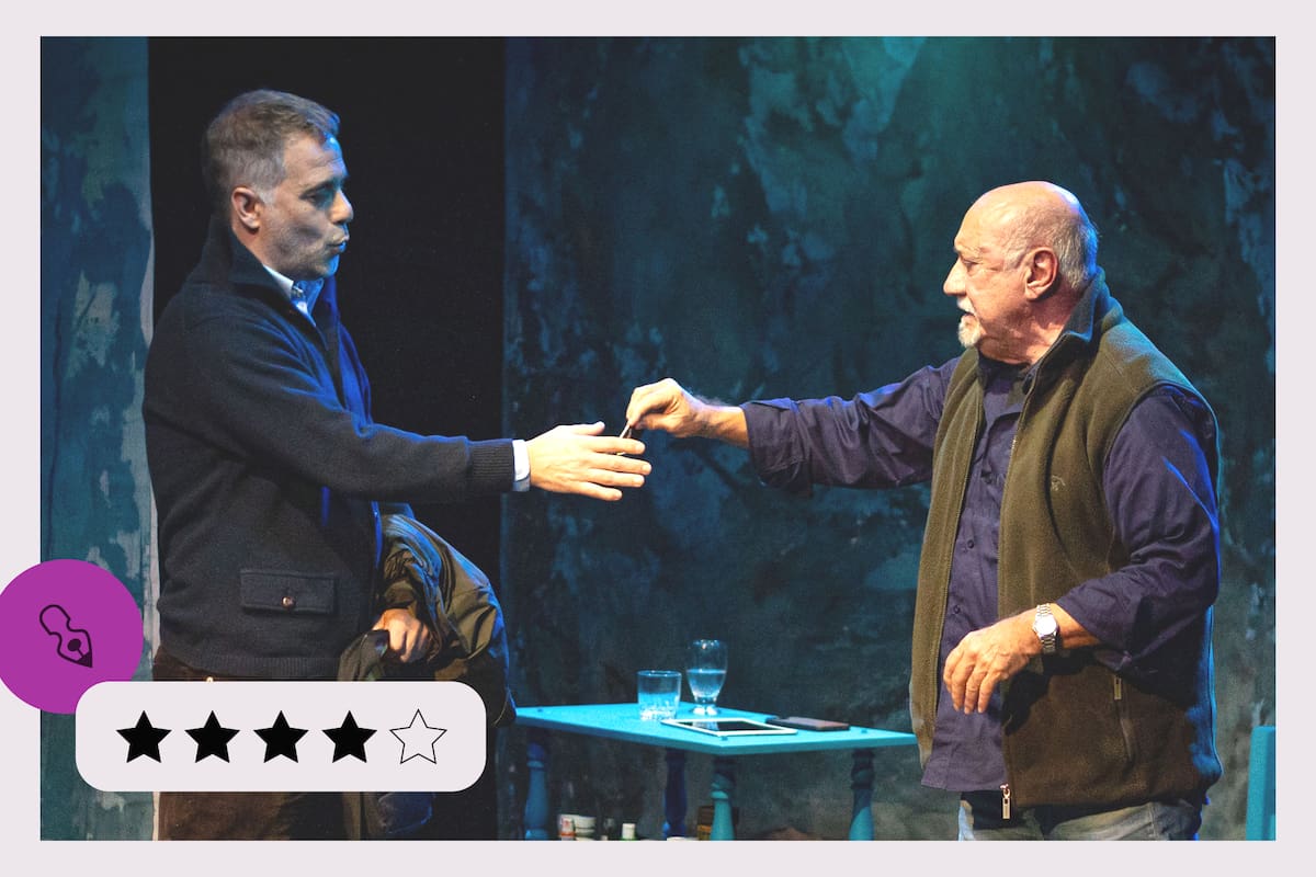 Paulo Brunetti y Osvaldo Santoro componen a un hijo que regresa al país y un padre que espera el reencuentro -pero no puede dejar atrás las diferencias- en La lluvia seguirá cayendo