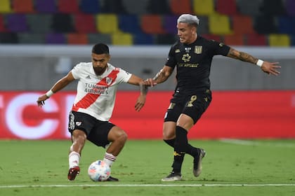 Paulo Díaz domina la pelota frente a Enzo Copetti.
