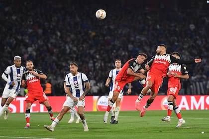 Paulo Díaz intentó el cabezazo, pero le dio a la pelota con un hombro para el triunfo de River; el arquero Guido Herrera llegará a manotear la pelota, pero no a evitar su ingreso al arco.