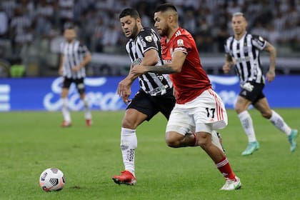 Paulo Díaz marcando a Hulk, delantero de Atletico Mineiro, en un partido de 2021